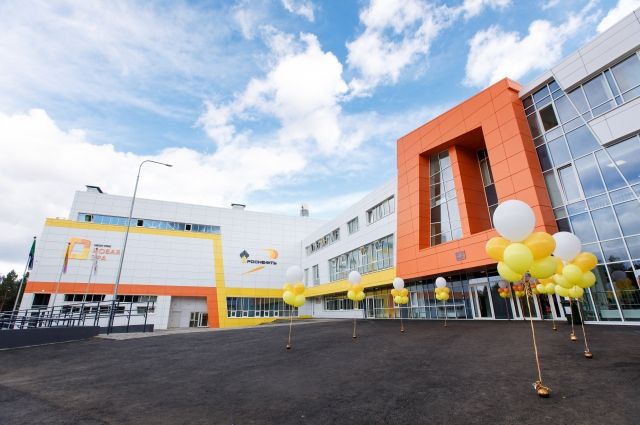 Жители Тулуна довольны новой школой, построенной «Роснефтью»