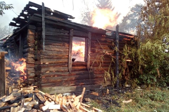В селе Субботово огонь уничтожил жилой дом и сарай
