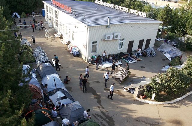 Жители Узбекистана застряли на станции Первомайской в Ростове-на-Дону.