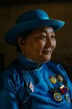 68-летняя мать восьмерых детей и 22 внуков, демонстрирует свои медали, полученные за материнство, Монголия.