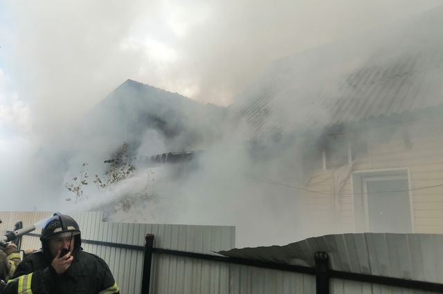 В Брянске загорелась квартира и пристройка в частном трехквартирном доме