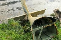 Элемент самолета, рухнувшего в озеро 14 лет назад