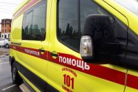 В Тобольске с крыши дома упал работник