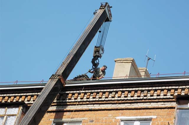 В Оренбурге строители незакончили капитальный ремонт крыши в многоквартирном доме.