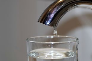 В Тюмени уменьшилось число жалоб на запах воды из крана