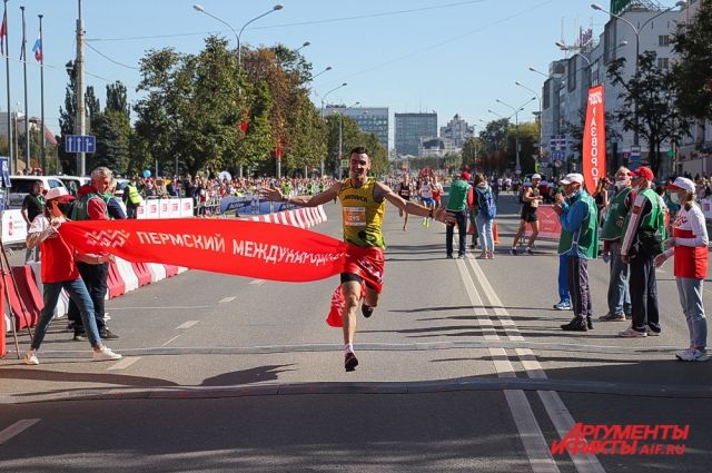 Финишную черту пересекает победитель полумарафона у мужчин Алексей Мамарин из Краснодарского края.  