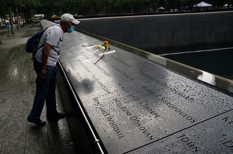 Посетители в Национальном мемориале и музее 11 сентября в Нью-Йорке.