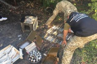 Под Мариуполем пограничники обнаружили тайник с боеприпасами и взрывчаткой