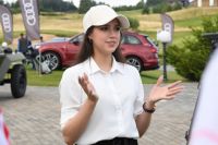 Фигуристка Алина Загитова во время турнира по гольфу.