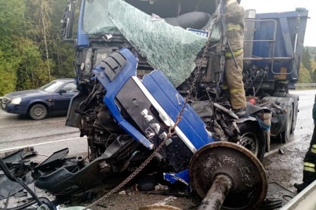 В Пермском крае в массовом ДТП пострадали водители двух грузовиков.
