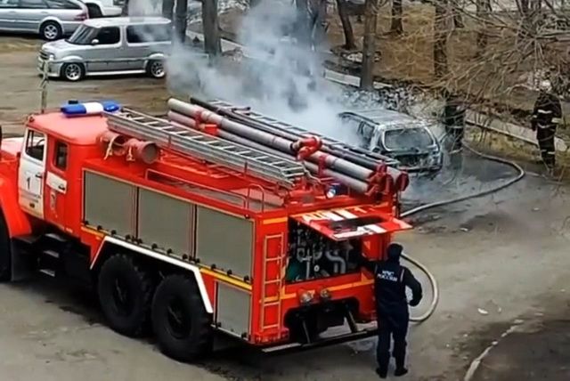 В Петропавловске пожарные спасли от огня Mitsubishi RVR