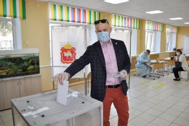 Председатель Избирательной комиссии Челябинской области Сергей Обертас проголосовал в гимназии №80
