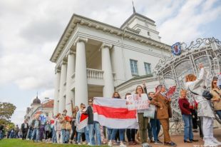 Белорусские силовики разогнали женский марш в Минске