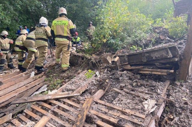 Два подростка погибли в результате обрушения части цокольного помещения снесенного аварийного дома в Сарапуле 
