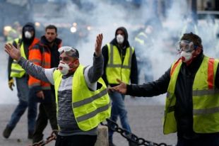 Полиция задержала 256 участников акции протеста «желтых жилетов» в Париже.