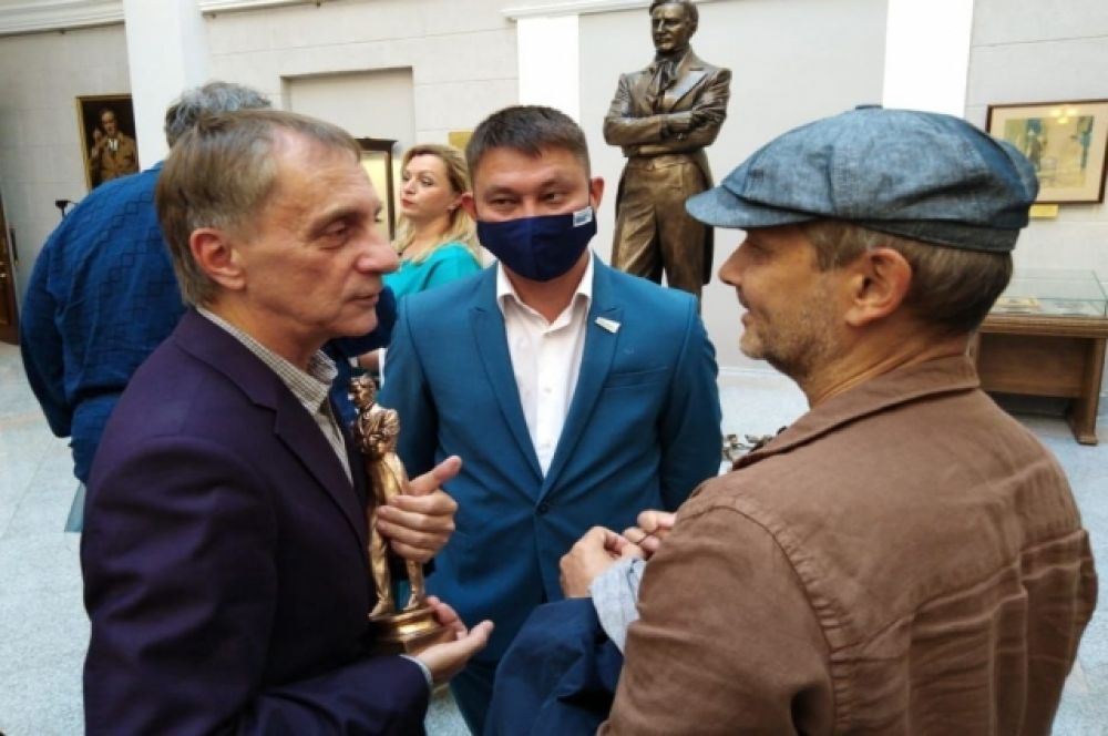 Генеральный директор ГЦТМ им.А.А.Бахрушина Дмитрий Родионов (слева), директор Татарского театра им. Г.Камала Ильфир Якупов, главный режиссёр театра им. Г. Камала Фарид Бикчантаев на открытии выставки.