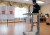 Мужчина опускает бюллетень в урну на избирательном участке во время выборов губернатора Ленинградской области в Муниципальном образовании «Новодевяткинское сельское поселение».