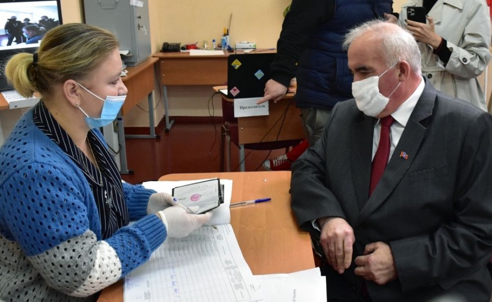 Действующий губернатор Костромской области Сергей Ситников на избирательном участке №255 в средней школе №5 в Костроме во время выборов губернатора.