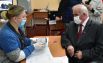 Действующий губернатор Костромской области Сергей Ситников на избирательном участке №255 в средней школе №5 в Костроме во время выборов губернатора.