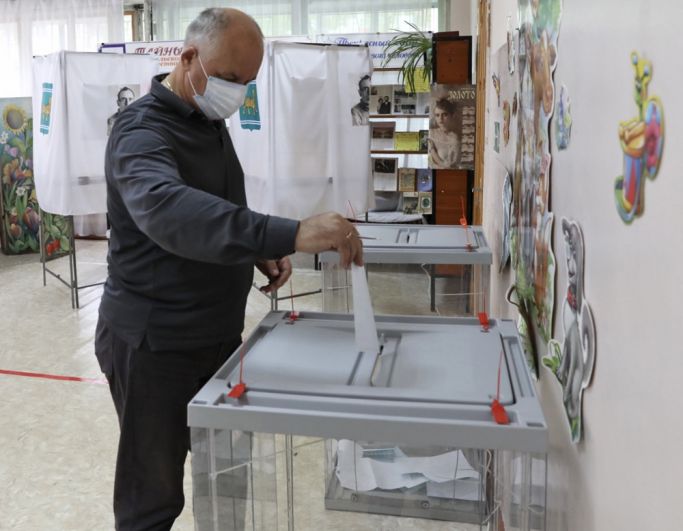 Избиратель во время выборов губернатора Еврейской автономной области.