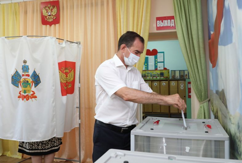 Губернатор Краснодарского края Вениамин Кондратьев во время голосования на выборах губернатора Краснодарского края на избирательном участке.