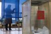 Женщина голосует на избирательном участке в Иркутске на выборах губернатора Иркутской области.