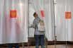 Люди участвуют в голосовании на выборах в местные органы власти в единый день голосования на избирательном участке №81 в сельском клубе поселка Усть-Мана Красноярского края.