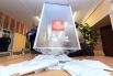Выемка из урны для голосования заполненных избирательных бюллетеней после закрытия избирательного участка №51 в Петропавловске-Камчатском.