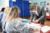 Временно исполняющий обязанности главы Чувашской Республики, председатель кабинета министров Чувашии Олег Николаев на избирательном участке №1705 в поселке Сюктерка Чебоксарского района Чувашии во время выборов главы Чувашии.