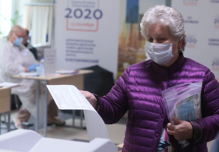 Женщина голосует на дополнительных выборах в Совет депутатов муниципального округа Бабушкинского района на избирательном участке №526 в Москве.