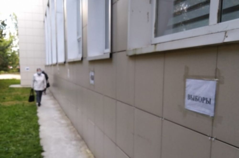 В Казани на один из участков в Приволжском районе избирателей запускали со служебного входа - чтобы соблюдать социальную дистанцию.  