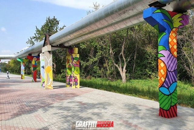 Опоры теплотрассы превратили в арт-объект в Челябинске