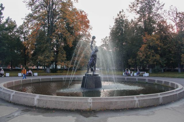 В центре Ярославля рабочие заасфальтировали чашу фонтана