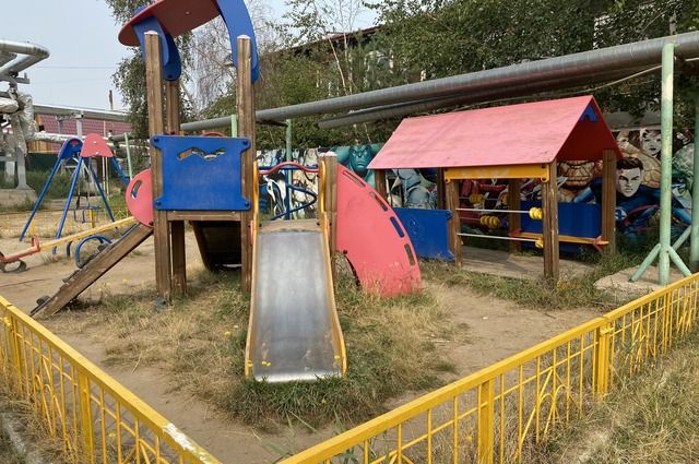 Детскую площадку на улице Гущина в Пскове обновят