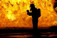 Тюменские пожарные ночью потушили горящее авто в ЖК «Правобережный»