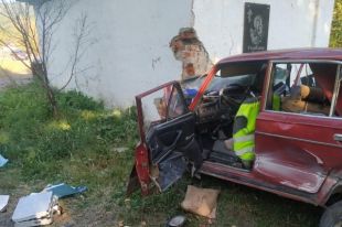 В Закарпатской области автомобиль врезался в остановку: двое погибших
