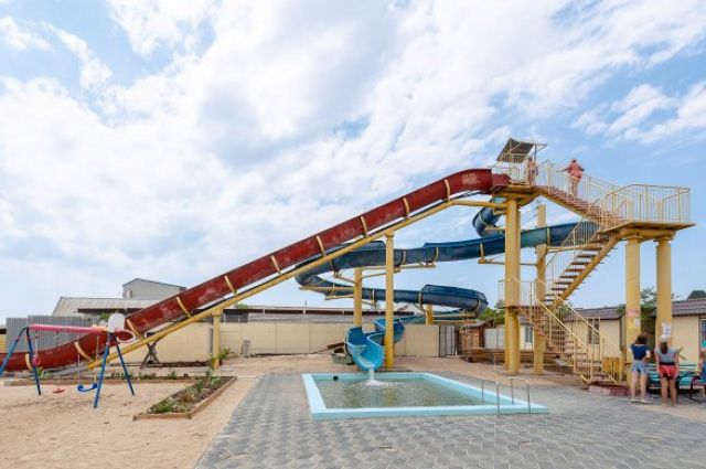 В Кирилловке ребенок с водной горки упал на бетонную плиту