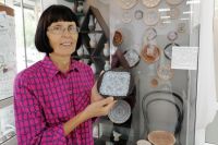Марина Сылкина первой придумала переносить настоящий узор паутинок на глиняные изделия.
