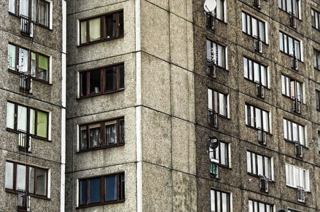 Мужчина выпал из окна в Барнауле