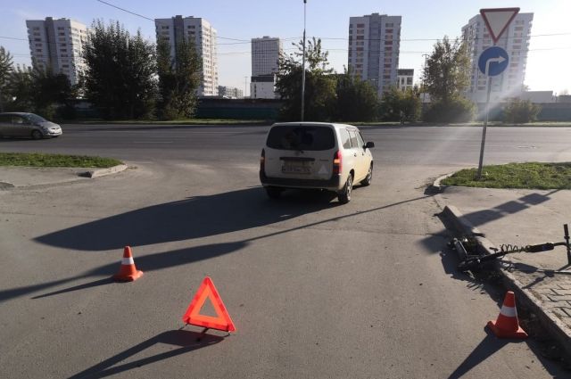 В Новосибирске водитель сбил двух 12-летних девочек на электросамокате