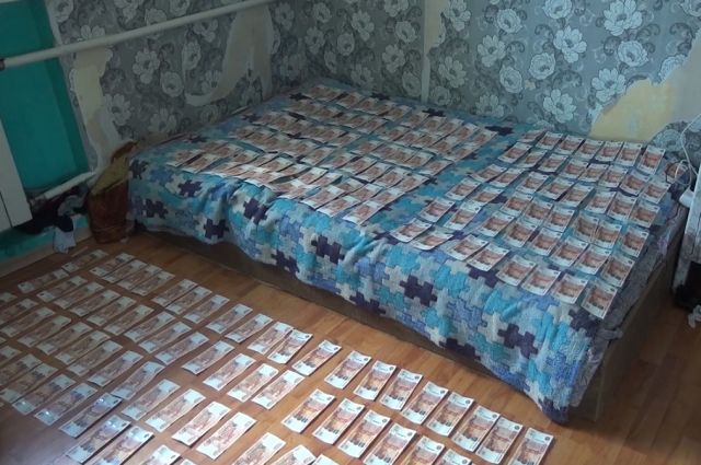 Во время обыска у подозреваемых дома правоохранители обнаружили 4 млн рублей.