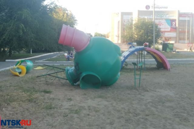 В Новотроицке неизвестные вандалы разломали детскую площадку.