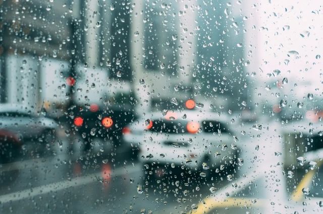 Сотрудники ГИБДД обратились к водителям из-за дождя в Челябинске