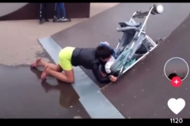 В Ефремове пьяная мать чуть не убила в скейт-парке своего ребенка в коляске