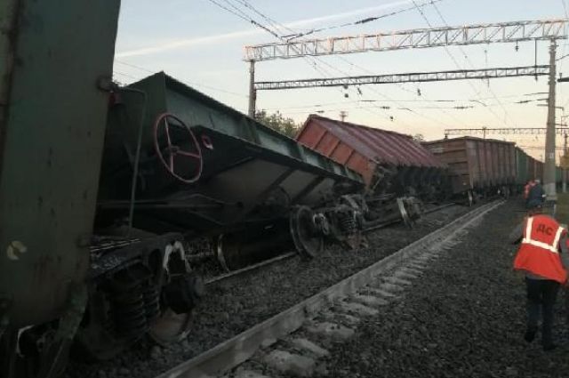 В Липецкой области с рельсов сошли восемь вагонов грузового поезда
