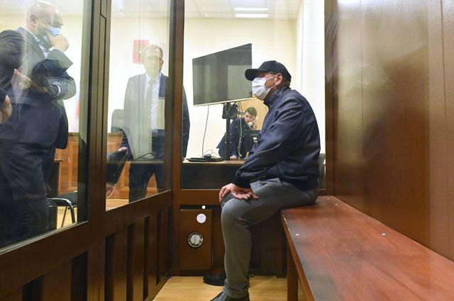 Заместитель министра энергетики РФ Анатолий Тихонов, обвиняемый в хищении более 600 млн рублей бюджетных средств, во время избрания меры пресечения в Басманном суде Москвы.