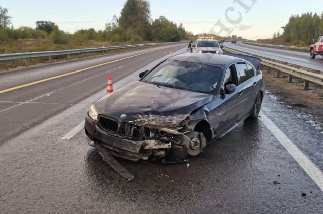 Водитель BMW врезался в металлическое ограждение под Тулой