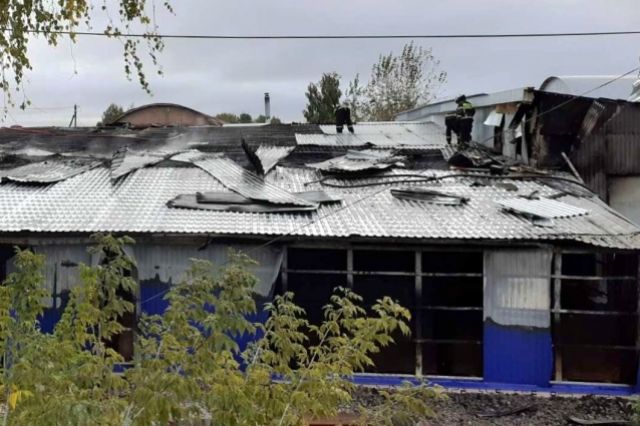 В Чебоксарском районе три часа тушили пожар на складе готовой продукции