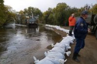 Уровень воды в реке Ушаковке достиг отметки в 210-220 сантиметров, при критическом уровне в 240 сантиметров.