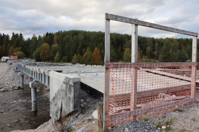 Северяне переживают, что нескончаемое строительство моста угрожает экологии. 